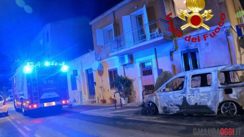 Incendio nella notte a Olbia, auto distrutta dalle fiamme