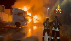 Otto trattori in fiamme a Olbia, cause ancora da chiarire