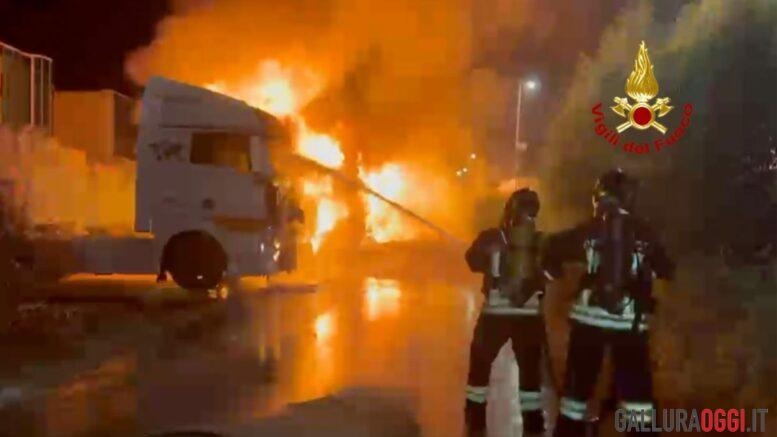 Otto trattori in fiamme a Olbia, cause ancora da chiarire