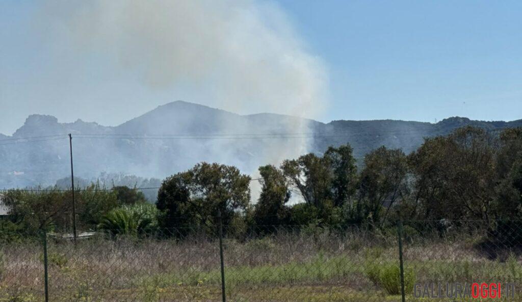Paura ad Arzachena, incendio alle spalle di un ristorante