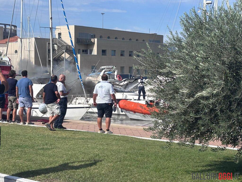barca fiamme olbia molo brin