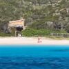 turista spiaggia rosa budelli la maddalena