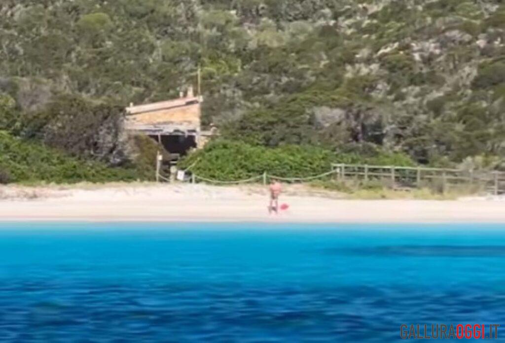 turista spiaggia rosa budelli la maddalena