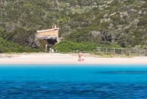 turista spiaggia rosa budelli la maddalena