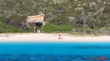 turista spiaggia rosa budelli la maddalena