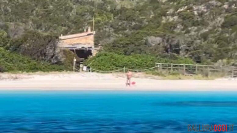 turista spiaggia rosa budelli la maddalena
