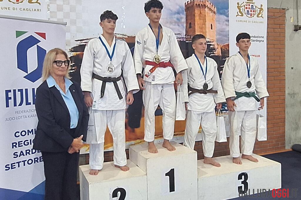 Il podio della categoria 55 chili al Sardinia Trophy Under 15 disputato a Cagliari, dove Francesco Lovigu del Kan Judo Olbia ha conquistato il bronzo.