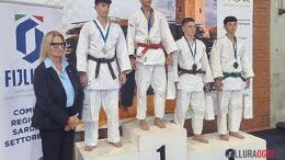 Il podio della categoria 55 chili al Sardinia Trophy Under 15 disputato a Cagliari, dove Francesco Lovigu del Kan Judo Olbia ha conquistato il bronzo.