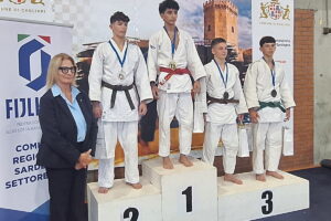 Il podio della categoria 55 chili al Sardinia Trophy Under 15 disputato a Cagliari, dove Francesco Lovigu del Kan Judo Olbia ha conquistato il bronzo.