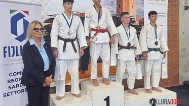 Il podio della categoria 55 chili al Sardinia Trophy Under 15 disputato a Cagliari, dove Francesco Lovigu del Kan Judo Olbia ha conquistato il bronzo.