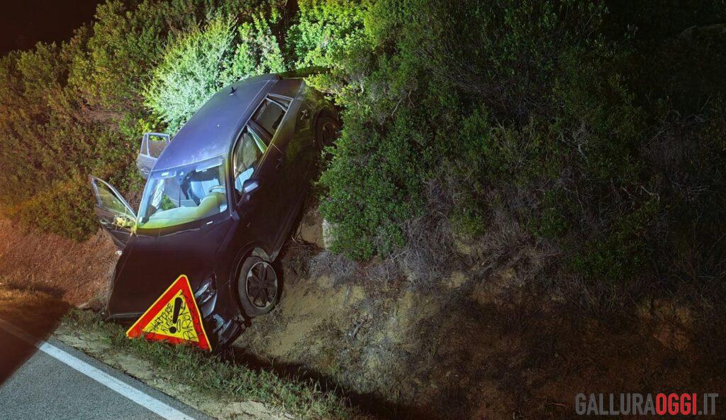 Incidente nella notte a Porto Pozzo, del conducente non c'è traccia