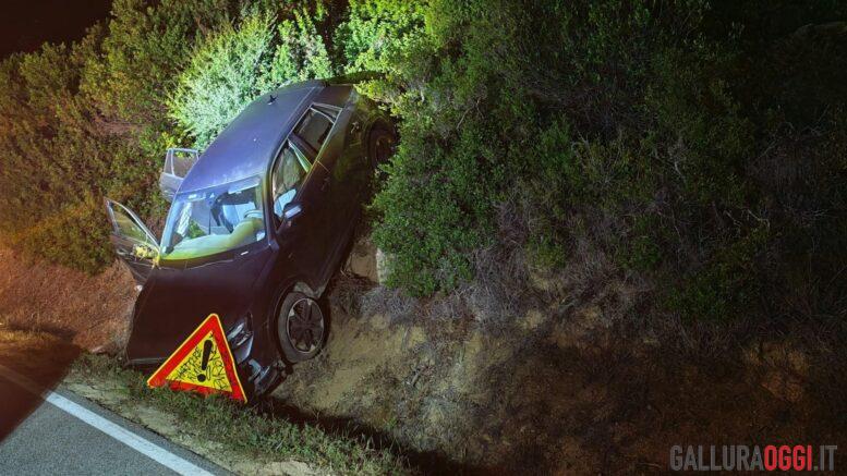 Incidente nella notte a Porto Pozzo, del conducente non c'è traccia