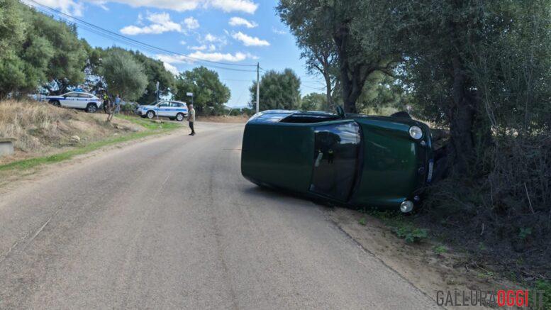 Perde il controllo dell’auto e si ribalta, paura a Olbia