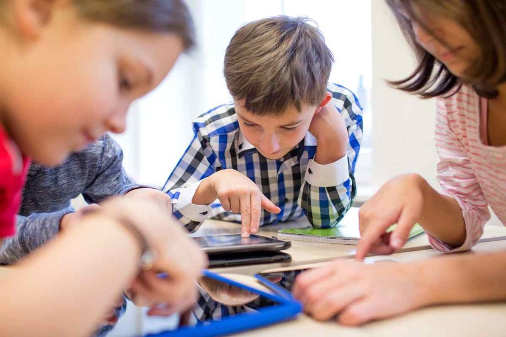 bambini navigano sul web