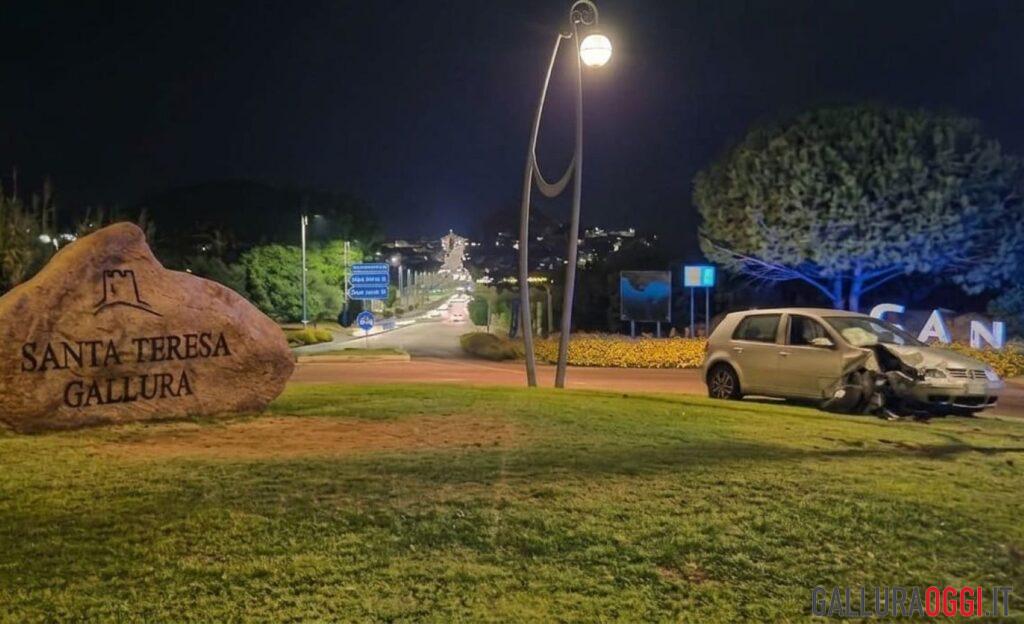 Finisce sulla rotatoria a Santa Teresa, poi abbandona l'auto e se ne va